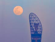 استمتع بمشاهدة القمر الوردي العملاق المذهل في قطر
