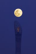 Admirez l’éblouissante Super Lune rose au Qatar