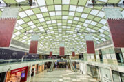 Descubre los elegantes interiores del centro comercial Landmark Mall 